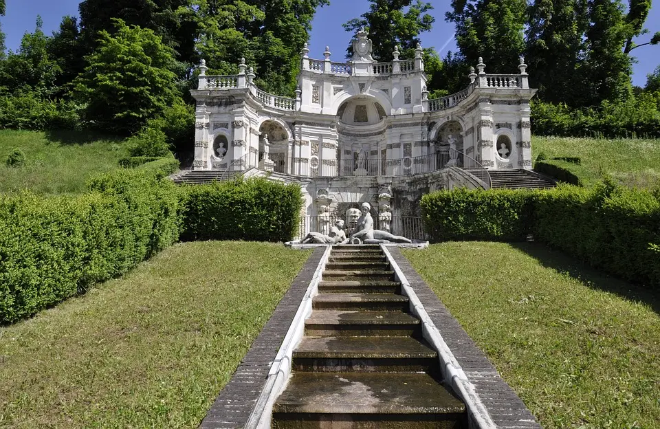 Villa italiana con scalinata e statue.