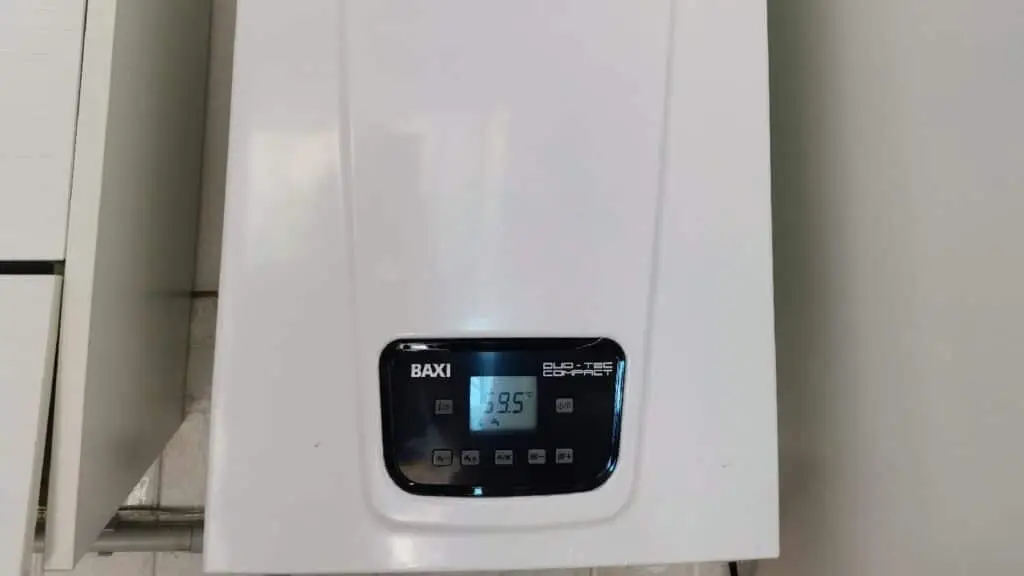 Caldaia Baxi con display digitale acceso.