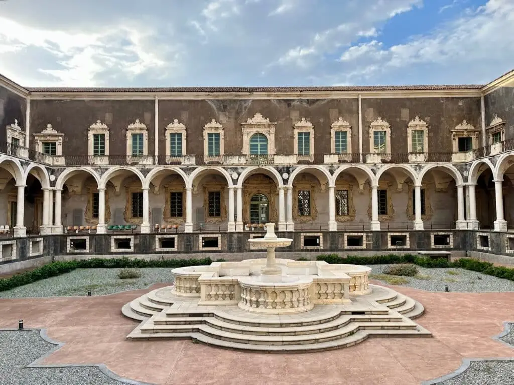 Cortile rinascimentale con fontana centrale.