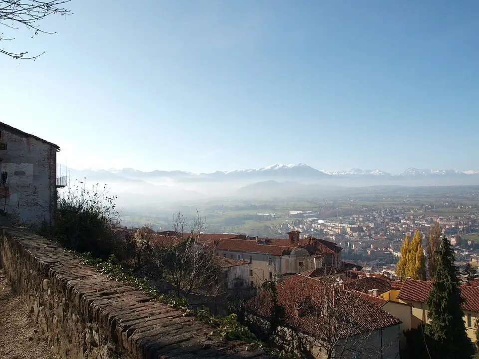 Vista panoramica su paesaggio montano dal borgo antico.