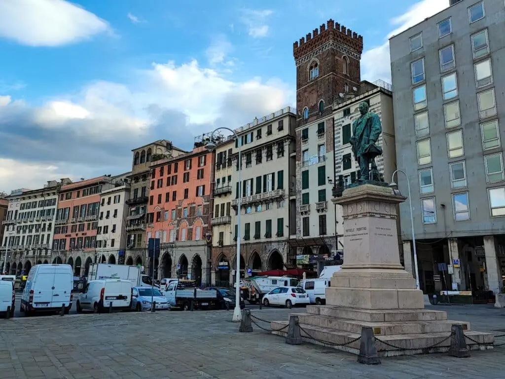 Piazza con statue e palazzi colorati.