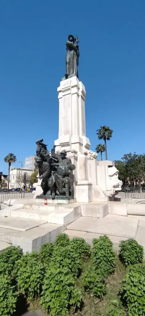 Monumento storico con statue e cielo azzurro.