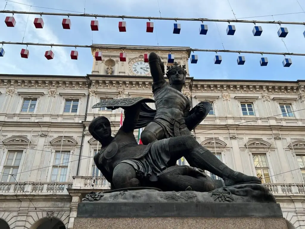 Statua equestre in piazza, Torino, Italia.