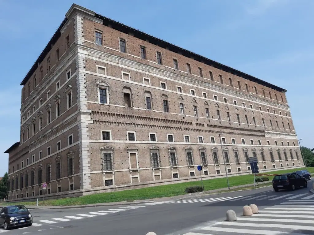 Palazzo storico italiano, architettura rinascimentale, cielo azzurro.