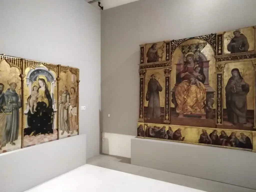 Dipinti medievali su tavola in una galleria d'arte.