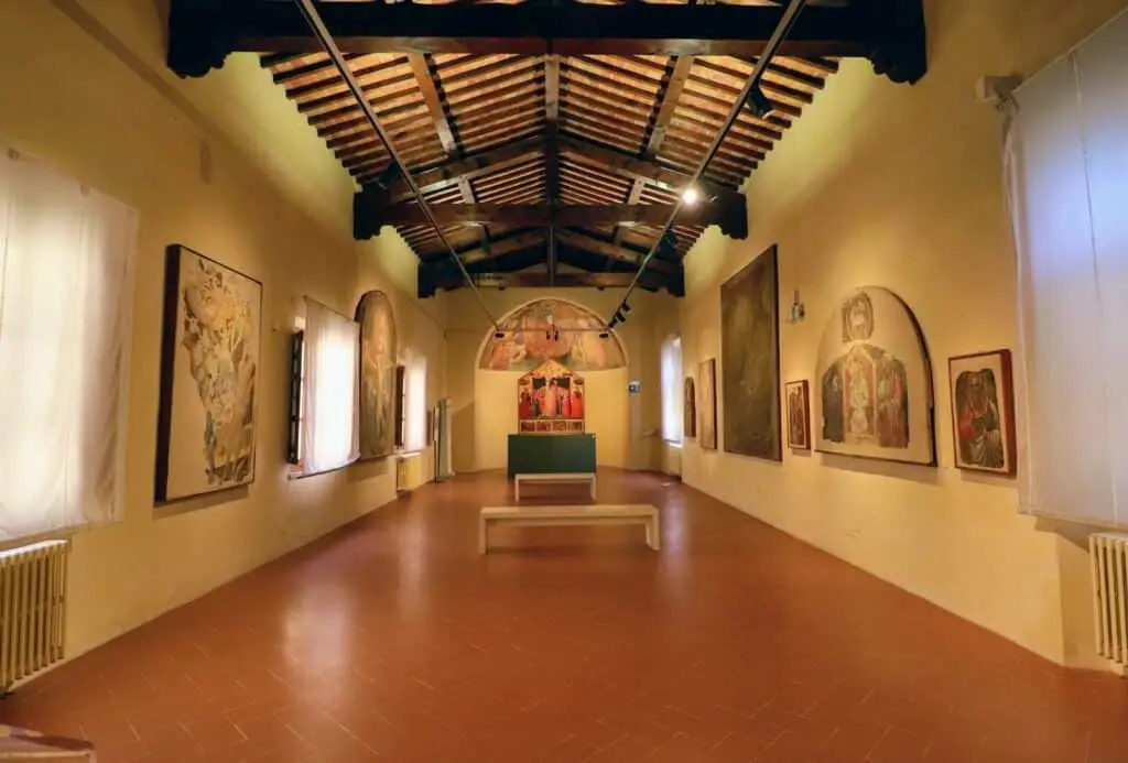 Sala espositiva con opere d'arte medievali.