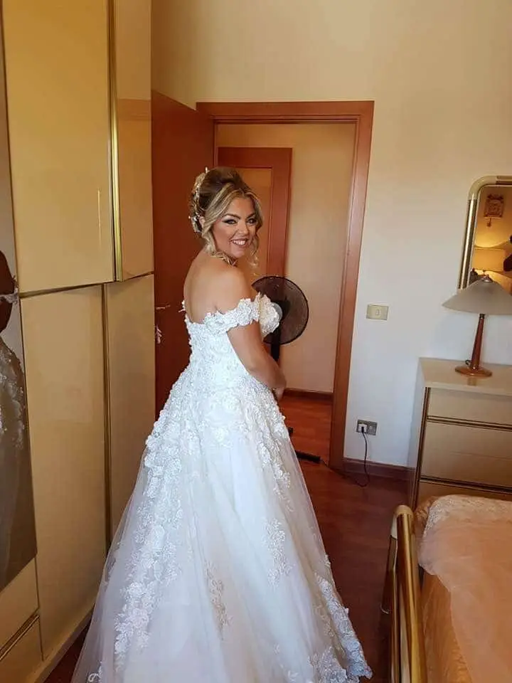 Sposa radiosa in abito elegante.