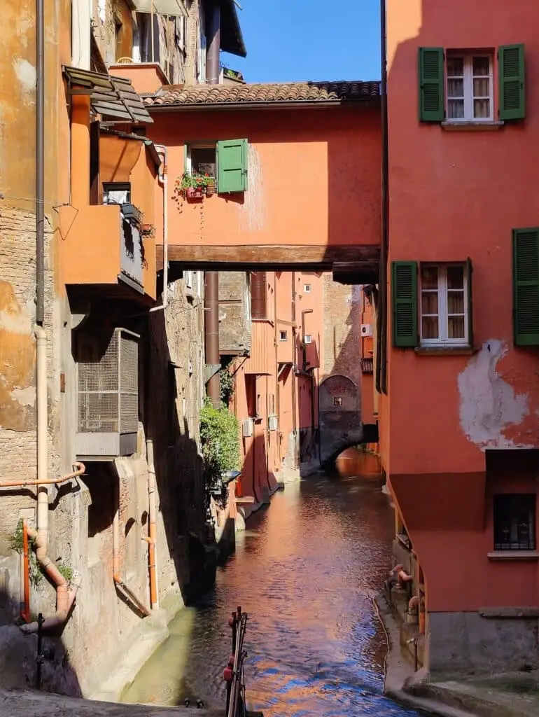 Canale di Bologna con case colorate e ponte.