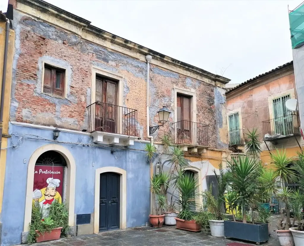 Facciata colorata di edifici antichi in Italia.