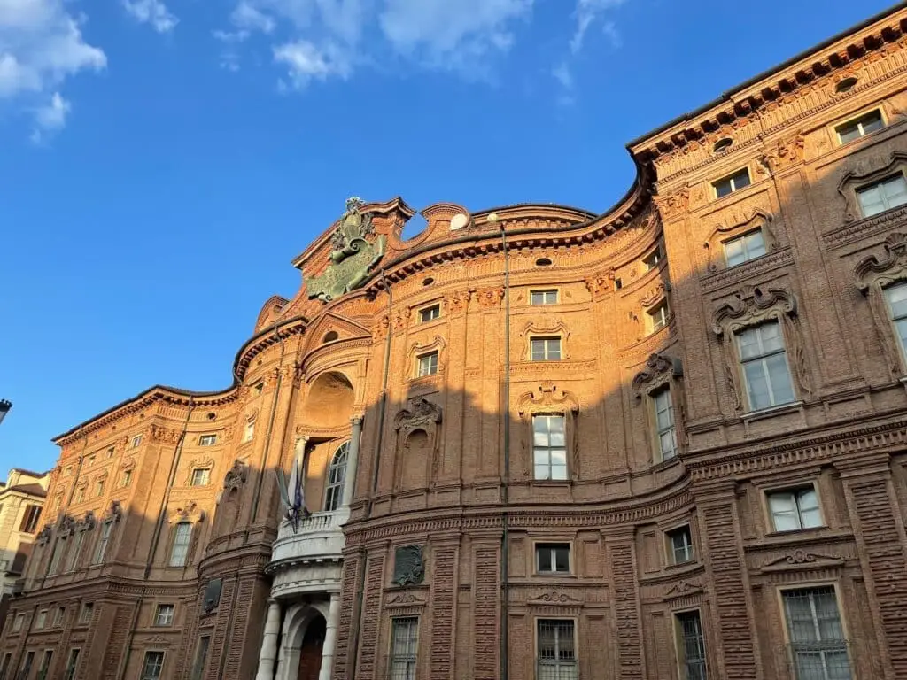 Palazzo storico italiano in mattoni, architettura barocca.