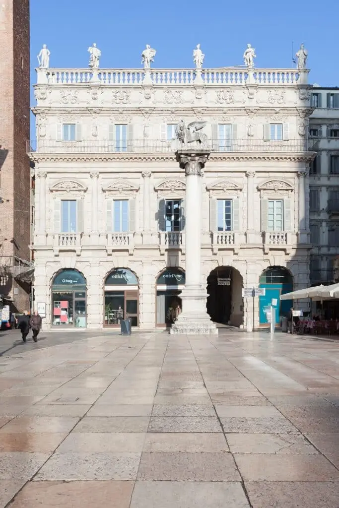 Piazza italiana con colonna e facciata neoclassica.