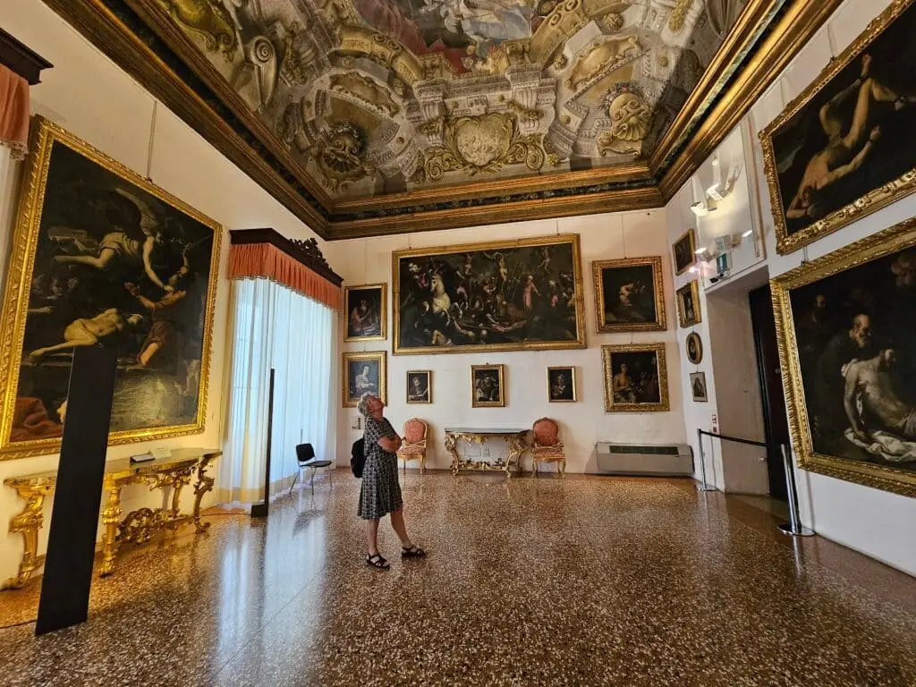 Visitatore in una galleria d'arte antica.