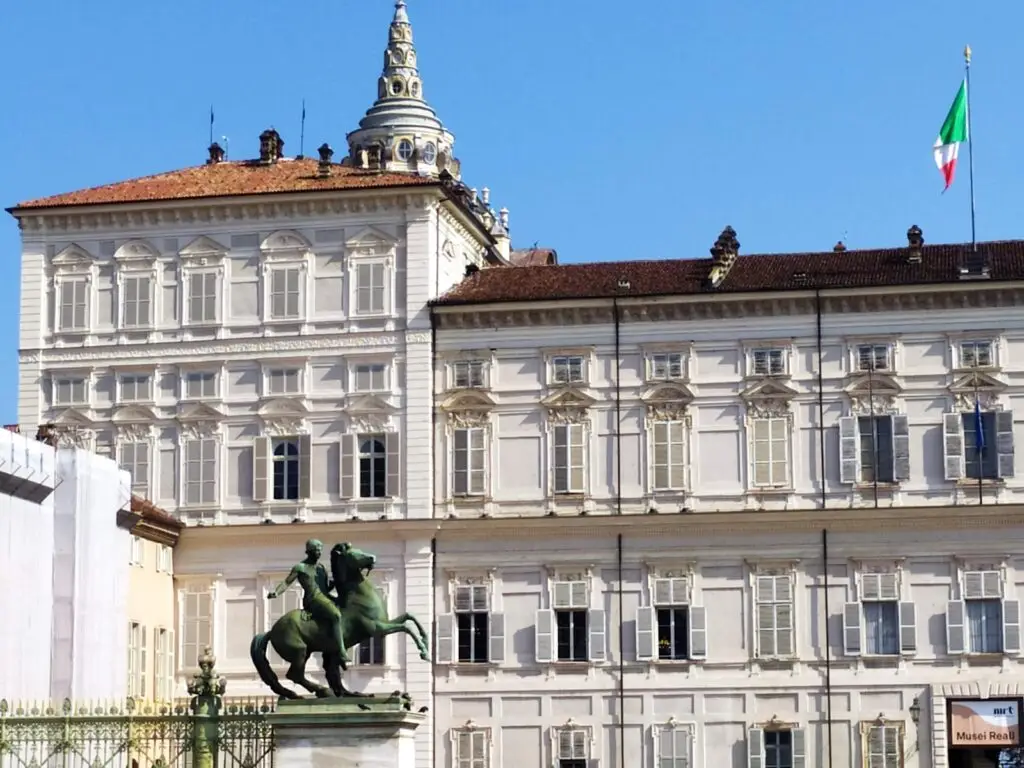 Palazzo Reale e statua a Torino, Italia.