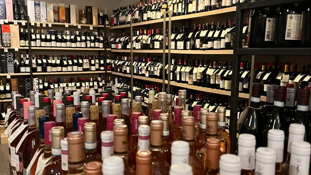 Enoteca con assortimento di vini rossi e rosati.