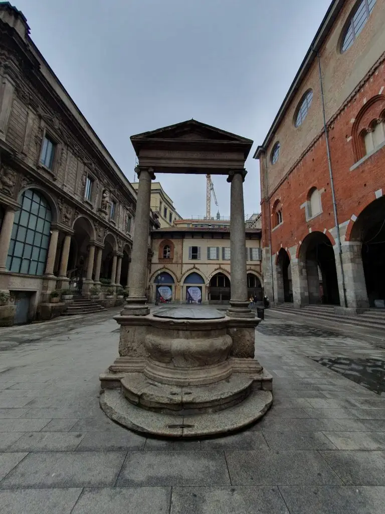 Fontana antica in una piazza italiana.