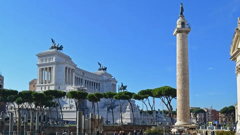 Altare della Patria e Colonna Traiana a Roma.