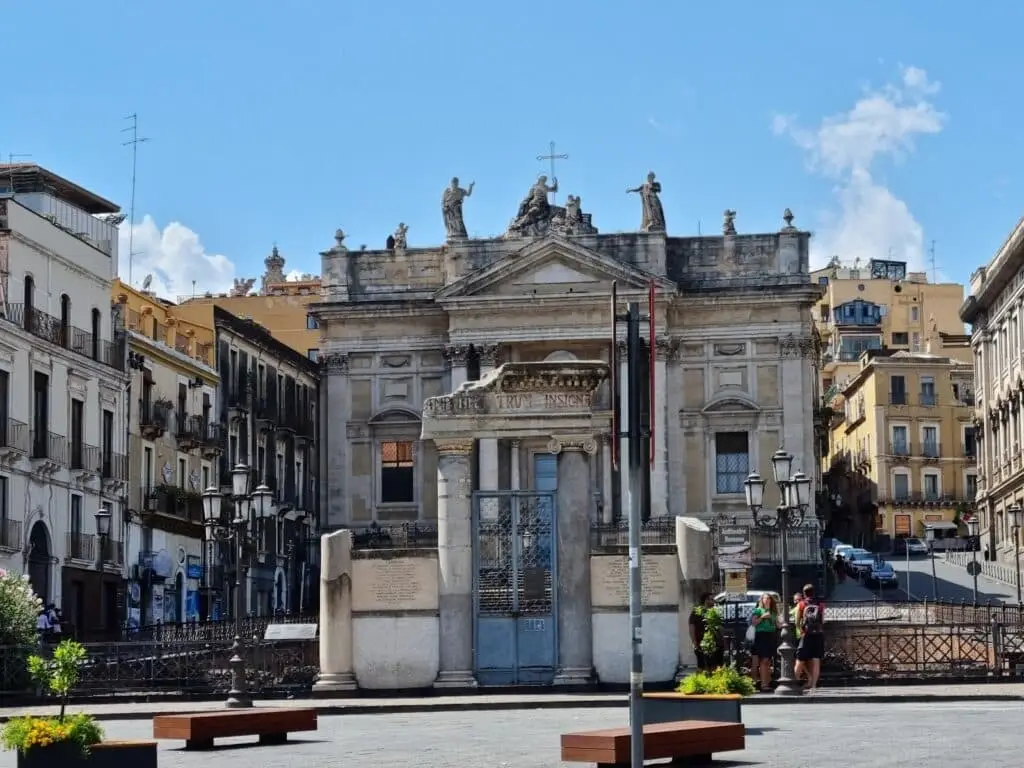 Facciata storica chiesa barocca in città italiana.