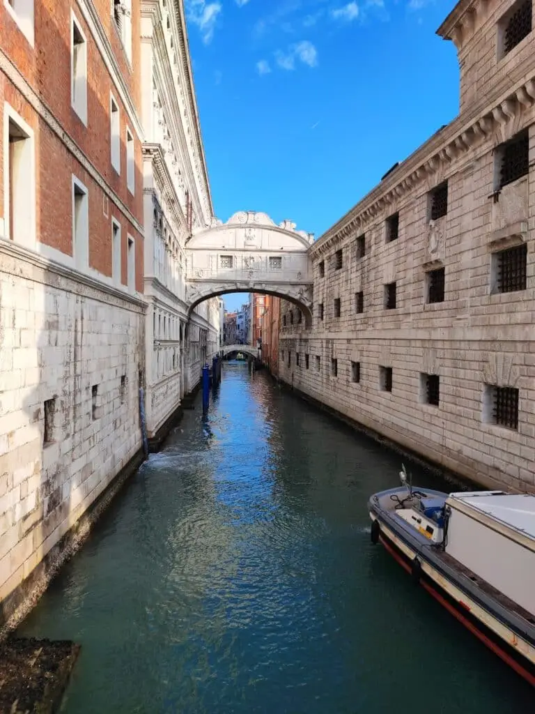 Ponte dei Sospiri, Venezia, canale e barca.