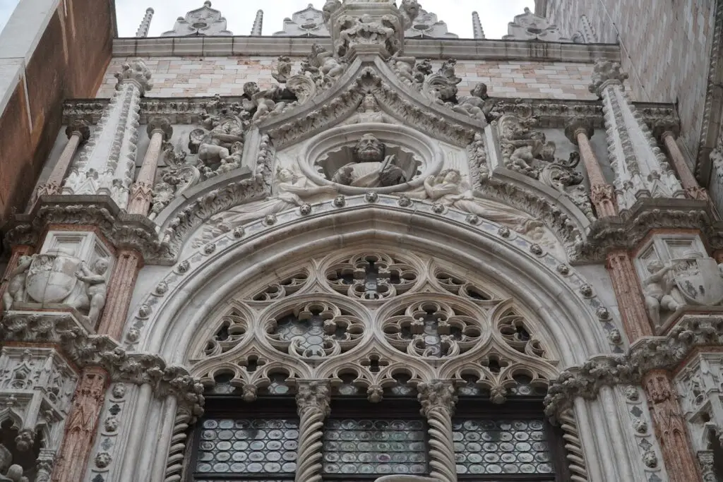 Facciata gotica, scultura e vetrate, architettura veneziana.