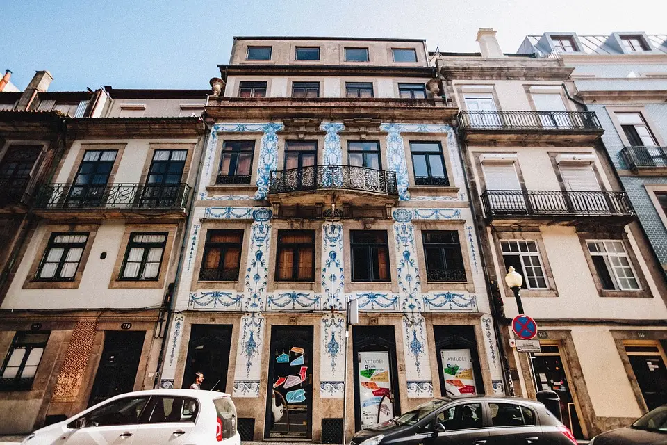 Facciata decorata con azulejos blu in città europea.