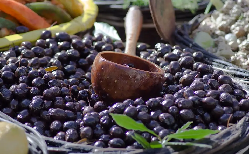 Ciotola di olive nere su un tavolo.