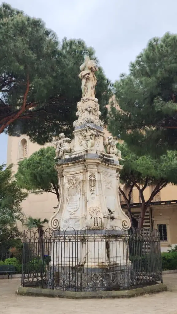 Monumento storico in giardino pubblico.