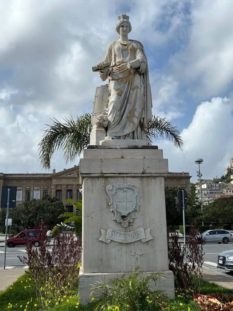 Statua marmorea rappresentativa di Messina in Sicilia.