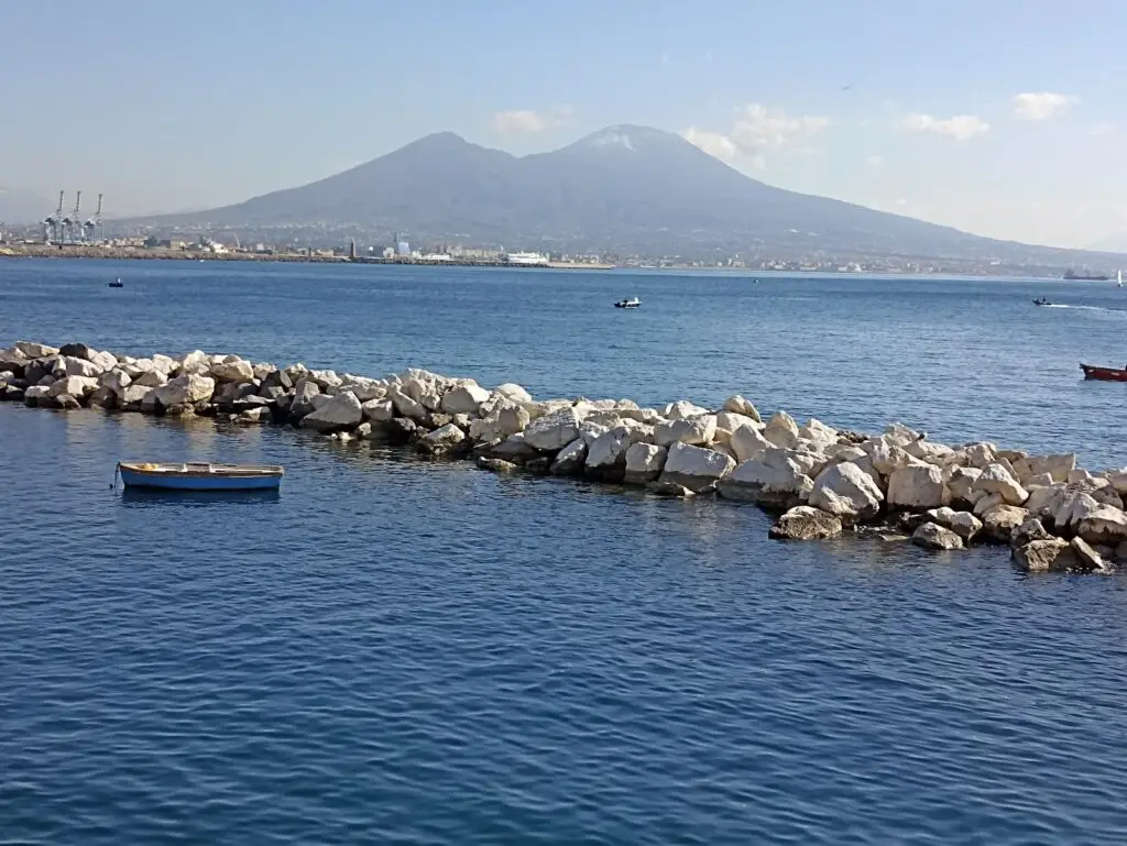 Vesuvio e mare con barche a Napoli.