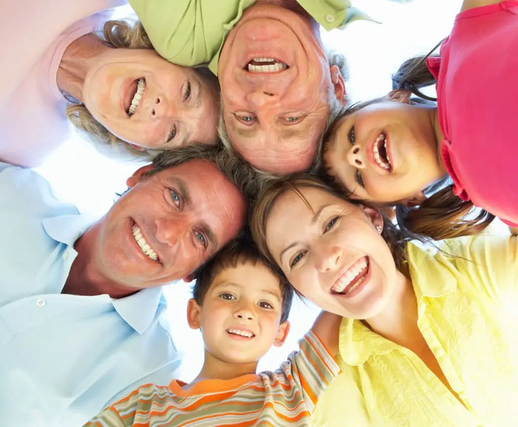 Famiglia felice ritratta dall'alto.