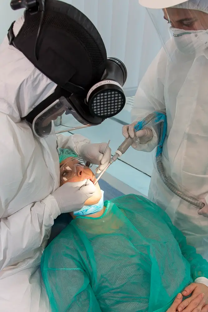 Operazione dentale in ambiente sterilizzato.