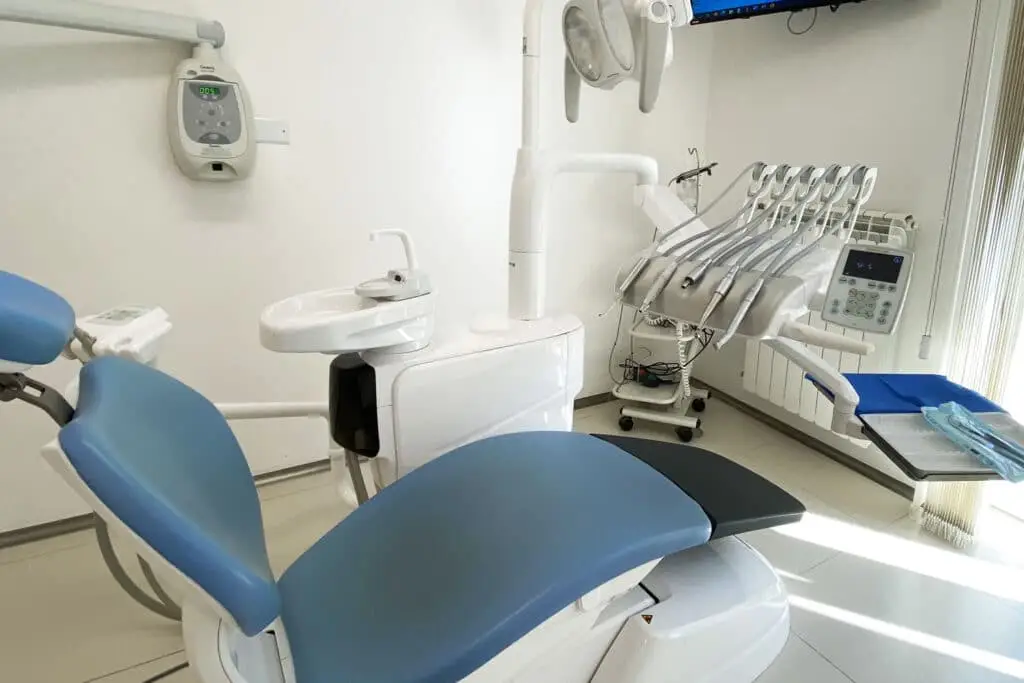 Sala moderna di studio dentistico attrezzato.