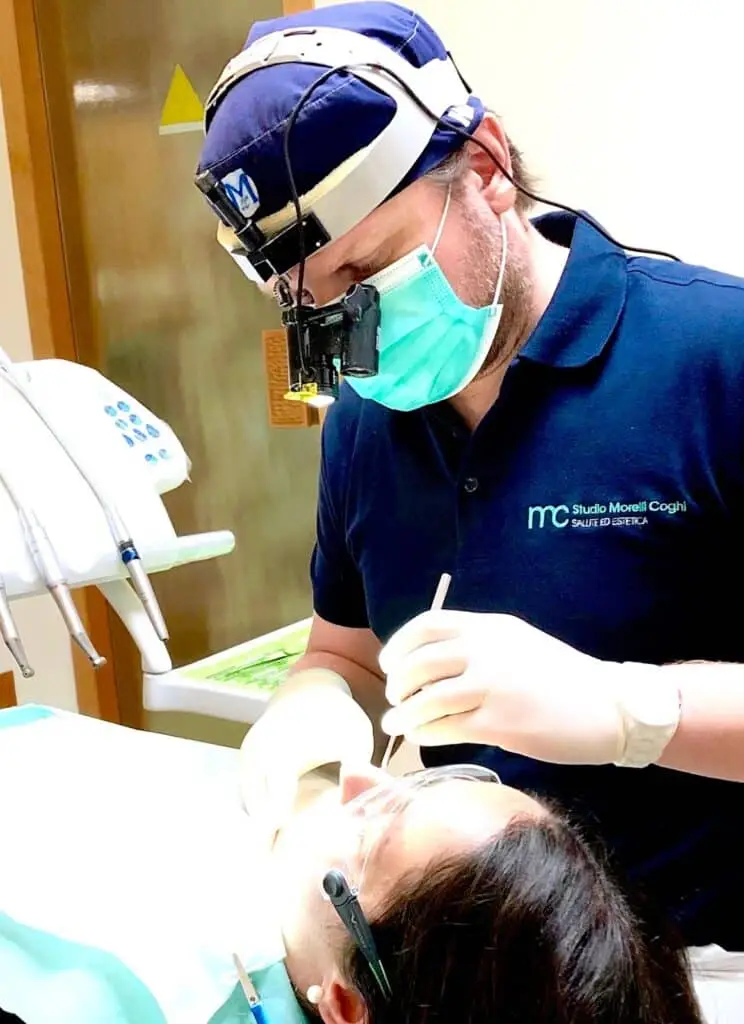 Dentista al lavoro su paziente.