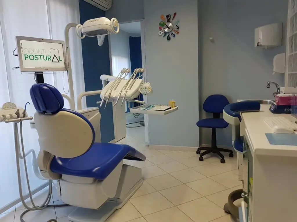 Interno studio dentistico moderno e attrezzato.