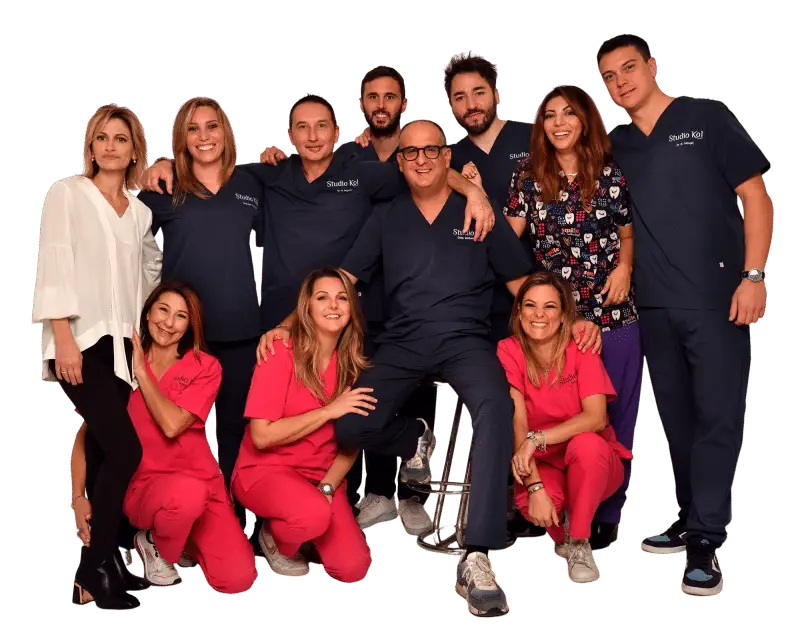 Team di medici sorridenti in uniforme.