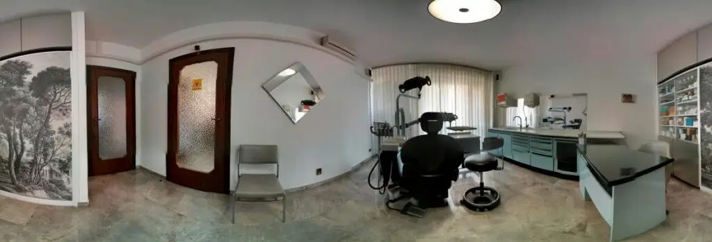 Interno moderno studio dentistico panoramico.