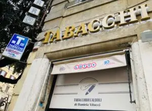 Insegna esterna di un negozio di tabacchi in Italia.