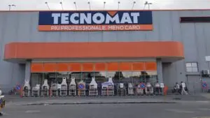 Facciata esterna del negozio Tecnomat.