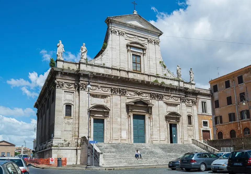 Chiesa barocca a Roma con cielo sereno.