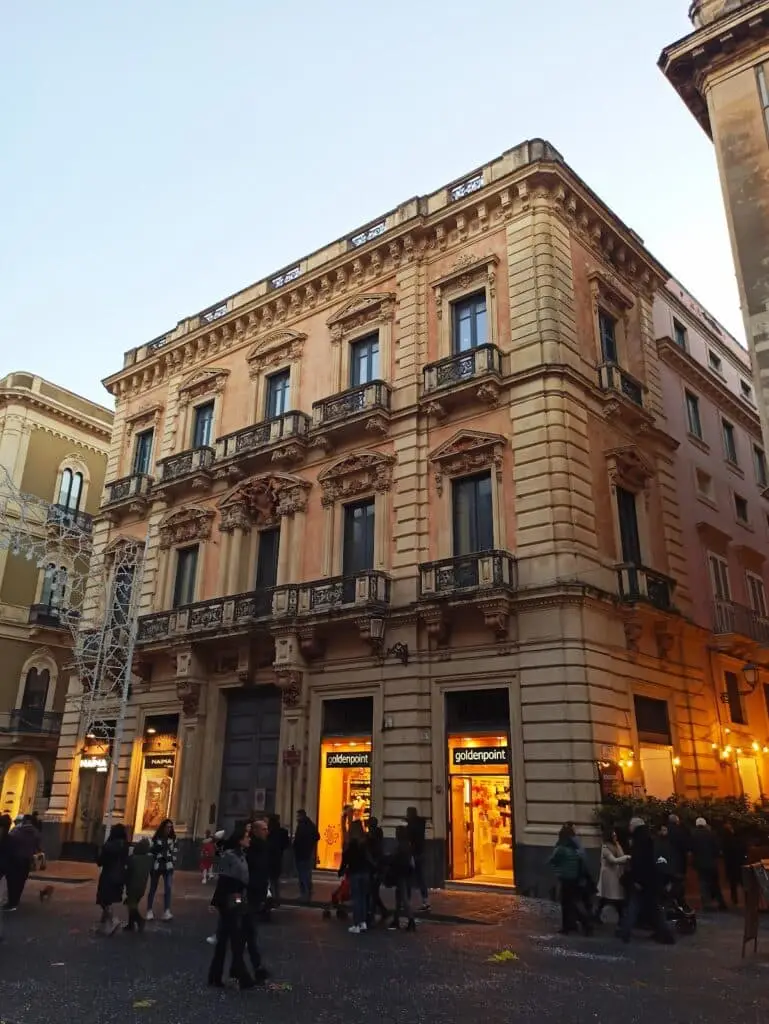 Edificio storico con negozi al tramonto.